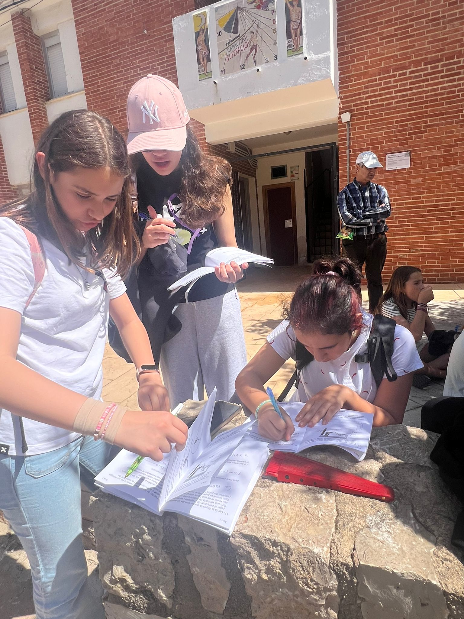 Alumnat durant el recorregut per Otos